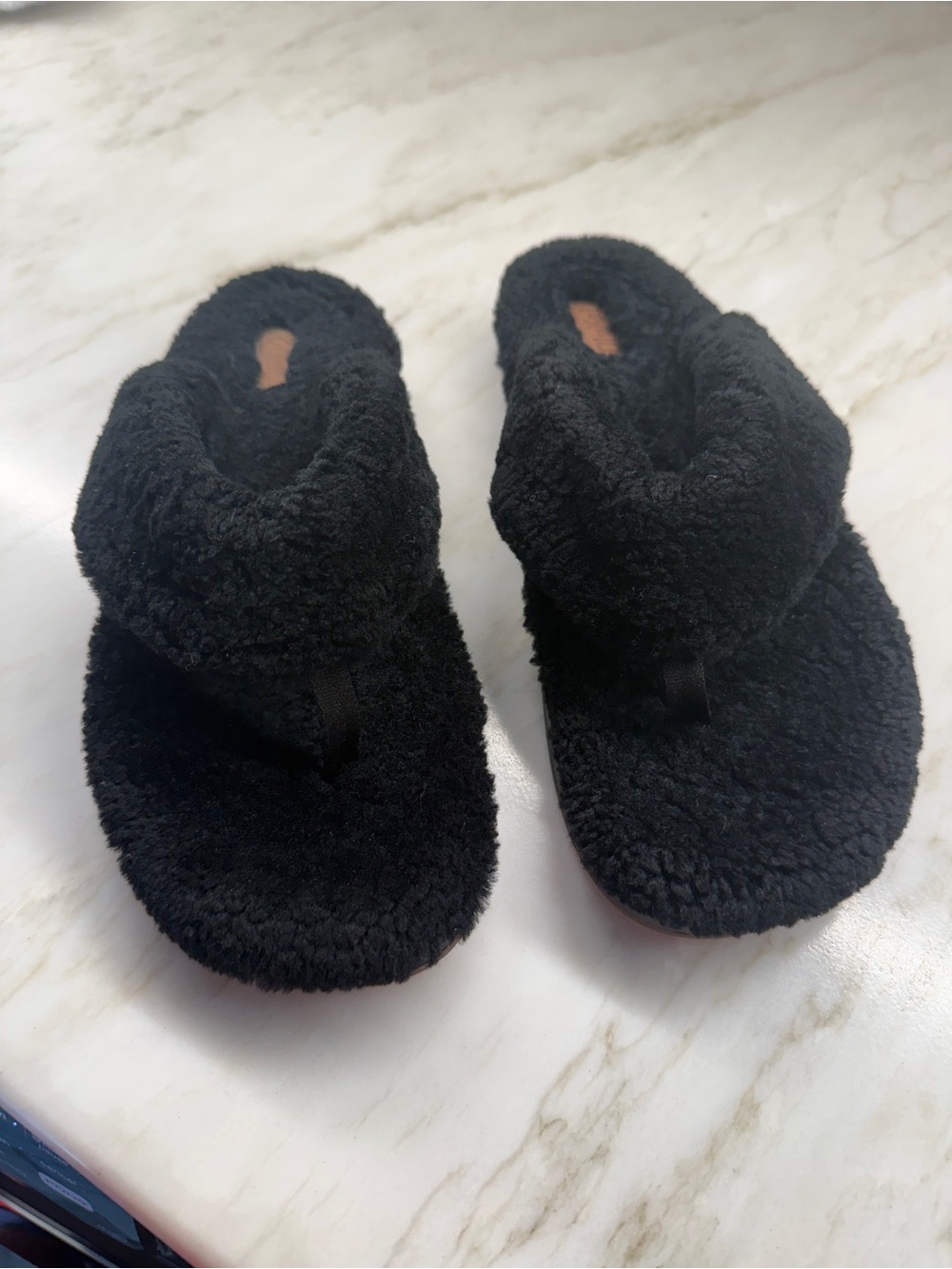 OluKai Kīpe‘a Heu shearling thong slipper in Black size 9